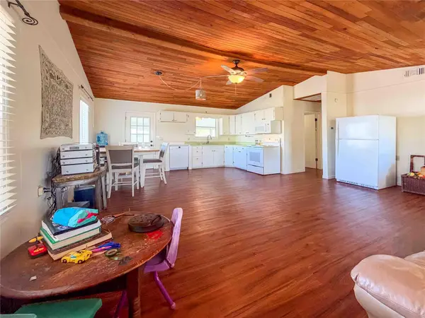 207 Crockett ST, Martindale, TX 78655