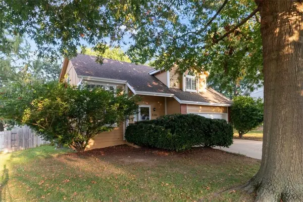 2104 NW Hidden Pointe CT, Blue Springs, MO 64015