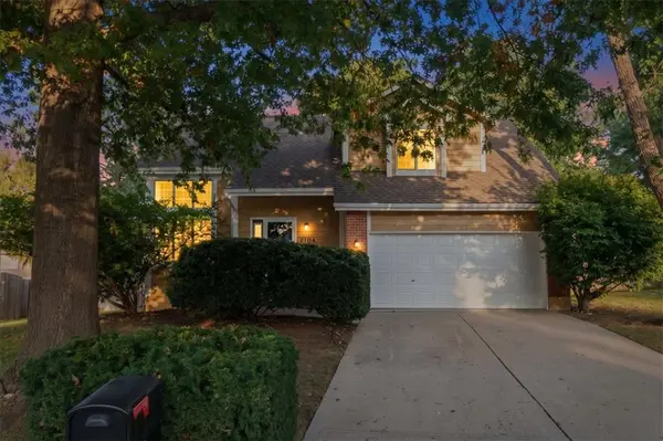 2104 NW Hidden Pointe CT, Blue Springs, MO 64015