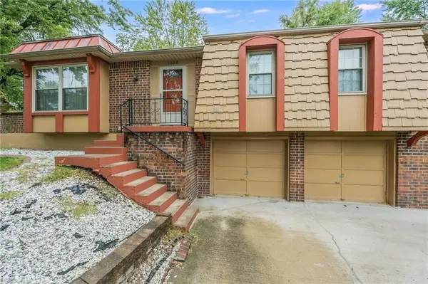 1008 NW Arlington CT, Blue Springs, MO 64015