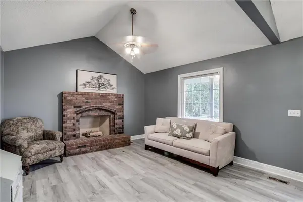 311 W Apple Valley Pkwy, Belton, MO 64012