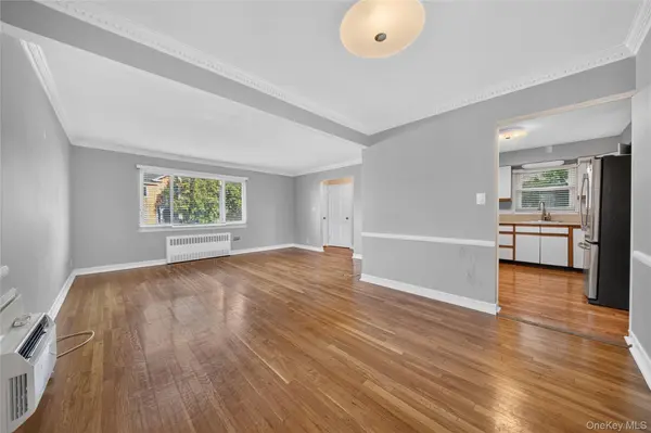 35-04 208th ST, Bayside, NY 11361