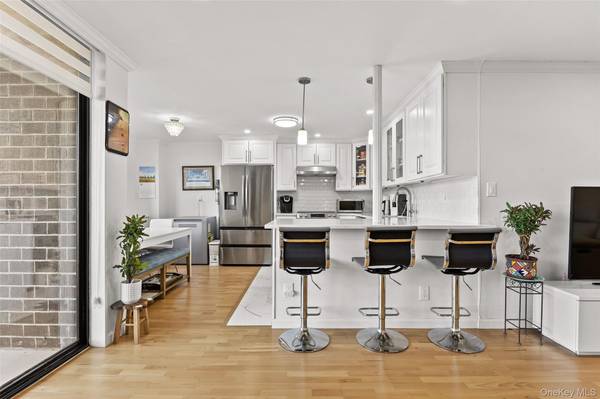 1 Bay Club DR #3K, Bayside, NY 11360