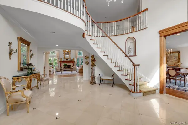 11 Polo DR, Old Westbury, NY 11568