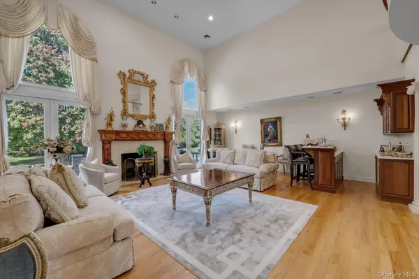 11 Polo DR, Old Westbury, NY 11568