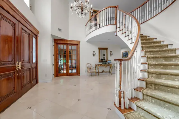 11 Polo DR, Old Westbury, NY 11568