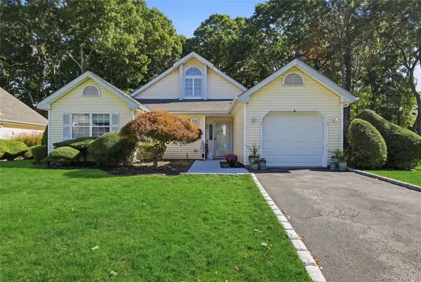 23 Saddlebrook CT, Middle Island, NY 11953