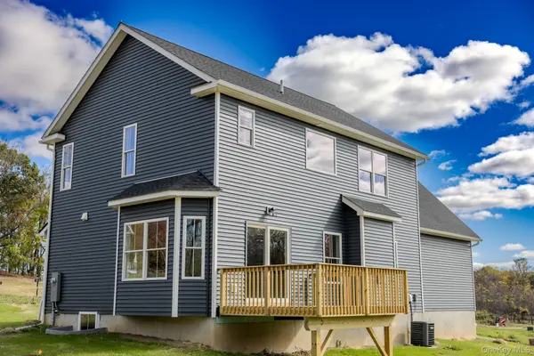 18 Sunset LN, New Hampton, NY 10958