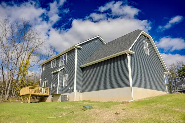 18 Sunset LN, New Hampton, NY 10958
