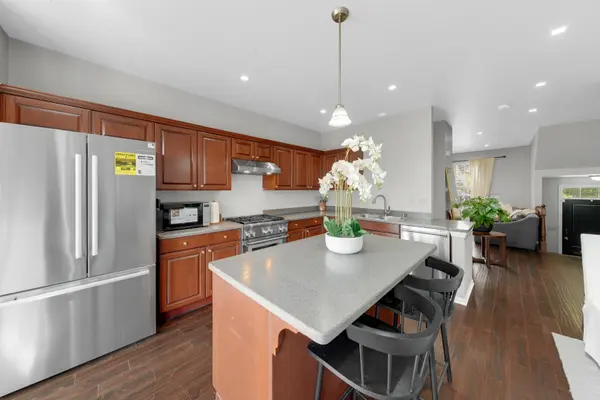 2537 Waterbury LN, Buffalo Grove, IL 60089