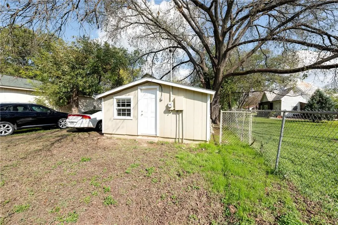 108 S Avenue A Ave #B, Elgin, TX 78621