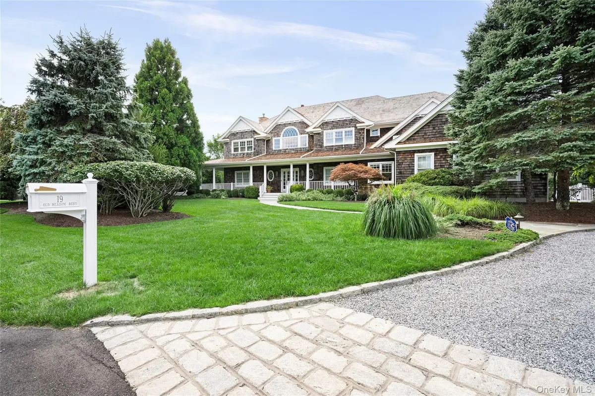 19 Old Meadow BND, Westhampton Beach, NY 11978