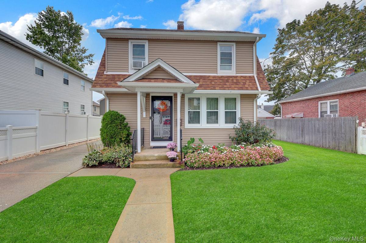44 Brooks AVE, Roosevelt, NY 11575