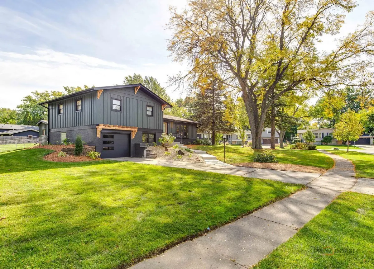 6955 PARKVIEW DR, Downers Grove, IL 60516