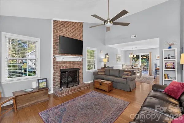 2400 Turnberry LN, Charlotte, NC 28210