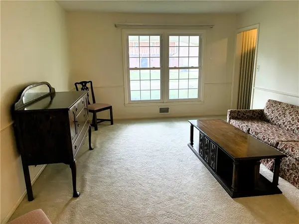 1212 SW Horizon DR, Blue Springs, MO 64015