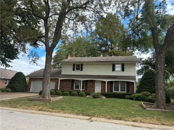 1212 SW Horizon DR, Blue Springs, MO 64015