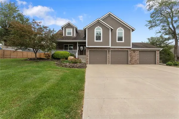 2404 SW Still Meadows LN, Blue Springs, MO 64015