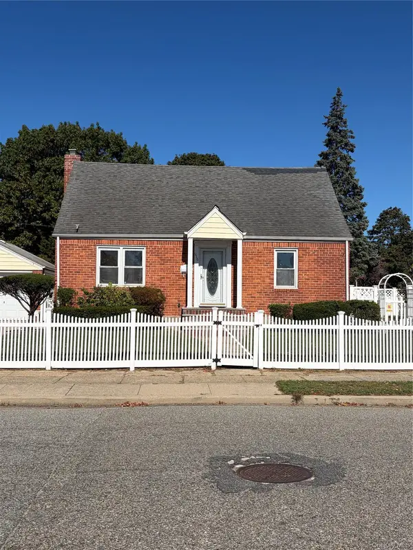 916 Center DR, Franklin Square, NY 11010