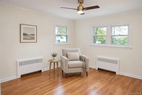 86 Iceland DR, Huntington Station, NY 11746