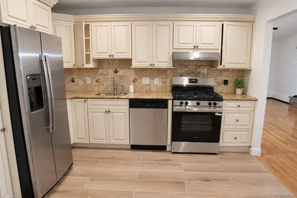 86 Iceland DR, Huntington Station, NY 11746