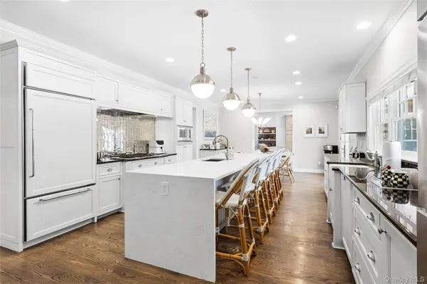 19 Old Meadow BND, Westhampton Beach, NY 11978