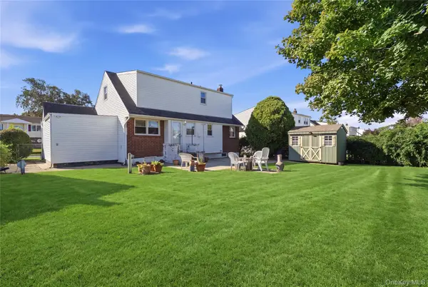 217 N Rutherford AVE, Massapequa, NY 11758