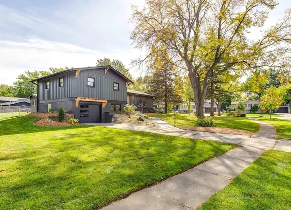 6955 PARKVIEW DR, Downers Grove, IL 60516