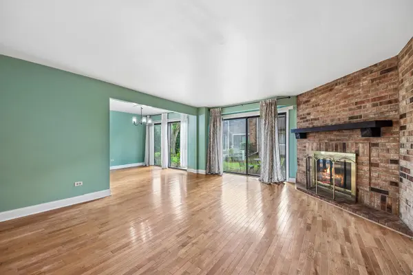 105 W Dover DR, Mount Prospect, IL 60056