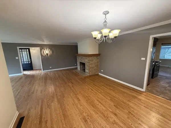 17W163 Oak LN, Bensenville, IL 60106