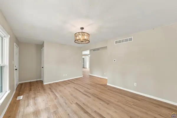 3712 SW 34th ST, Topeka, KS 66614