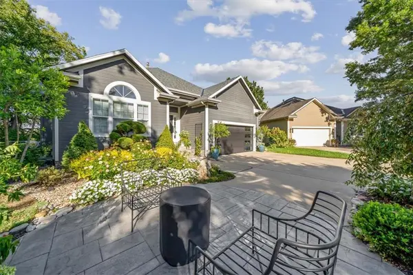 13725 Pembroke CIR, Leawood, KS 66224