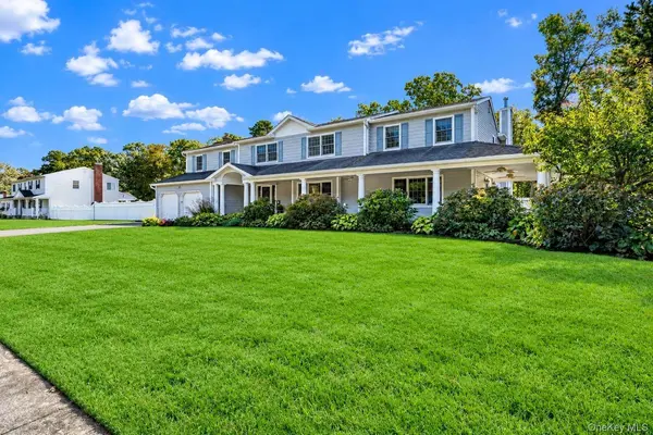 12 Brooktree CT, Bohemia, NY 11716
