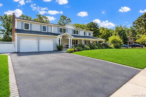 12 Brooktree CT, Bohemia, NY 11716