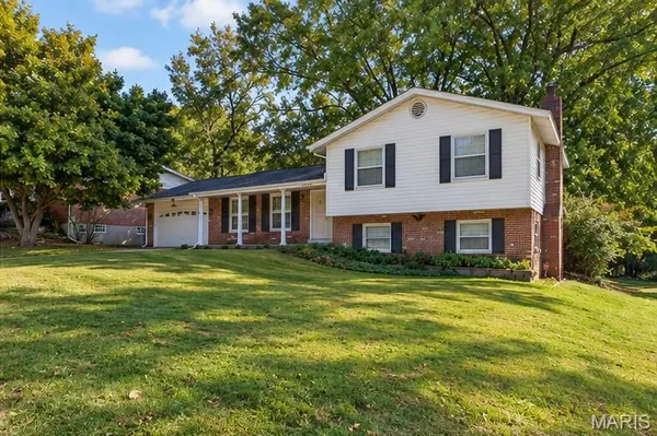 12572 Starspur LN, St Louis, MO 63146