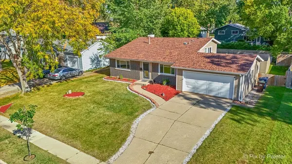 641 Nottingham LN, Crystal Lake, IL 60014