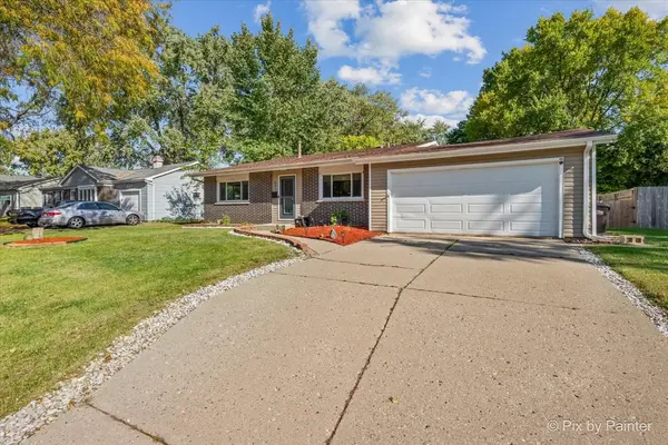 641 Nottingham LN, Crystal Lake, IL 60014