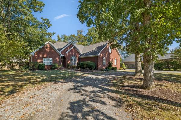 1607 Ellington Dr, Lafayette, TN 37083