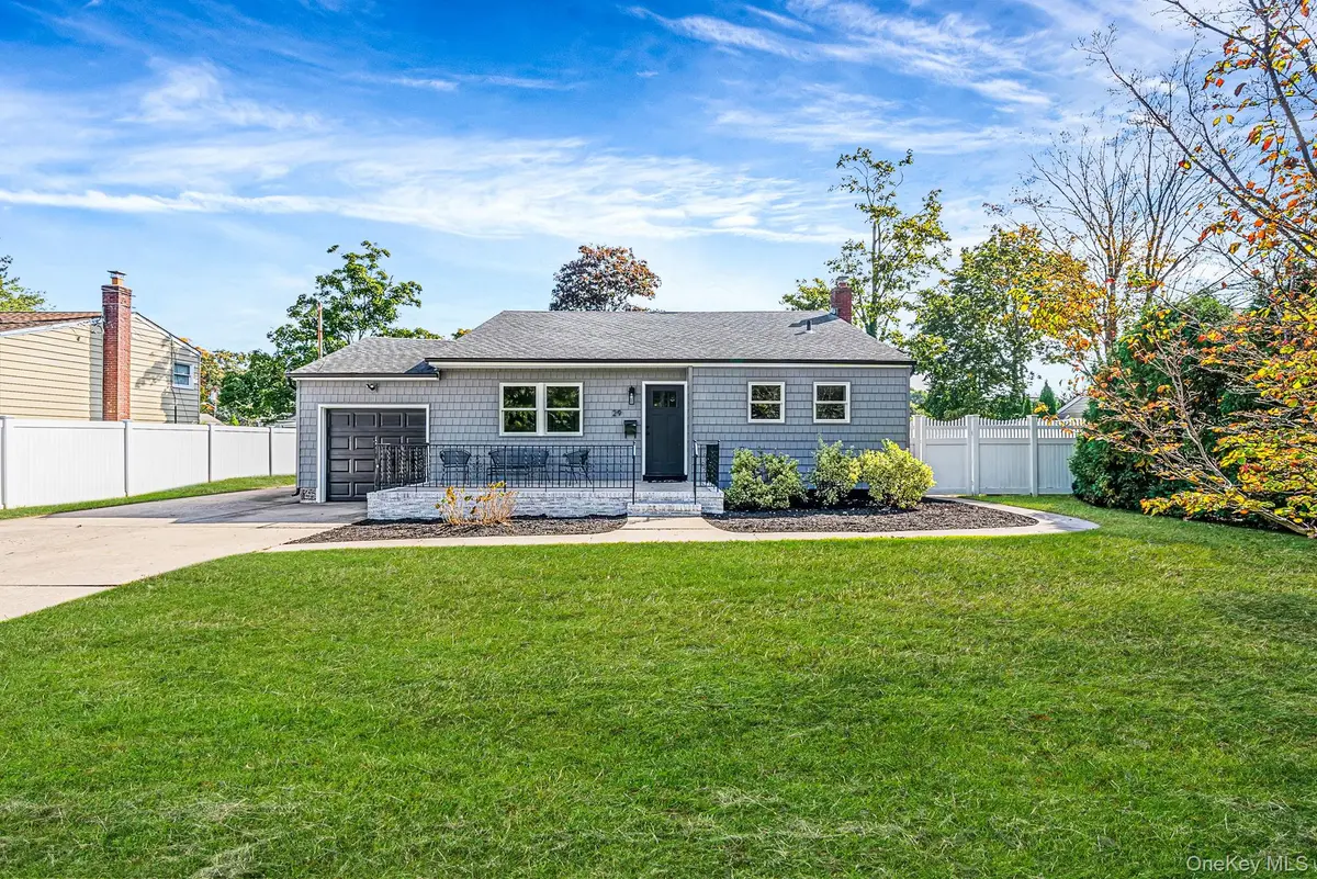29 Edgewater AVE, Bayport, NY 11705