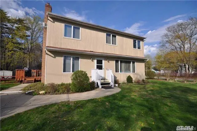 18 Larsen AVE, Smithtown, NY 11787