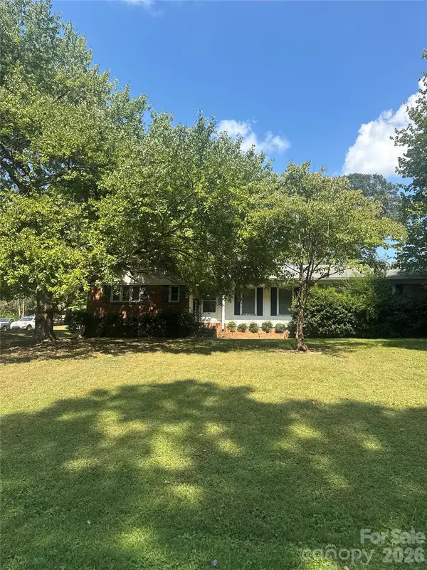 402 Sunset CIR, Dallas, NC 28034