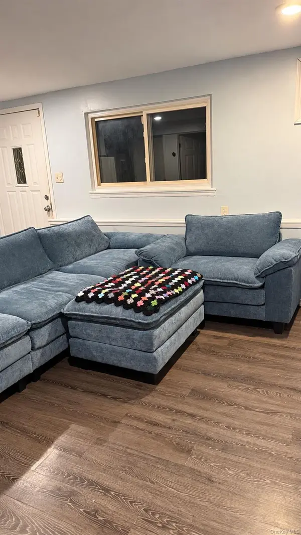 141 E John ST, Lindenhurst, NY 11757