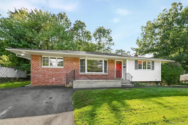 7 Woodridge DR, Garnerville, NY 10923