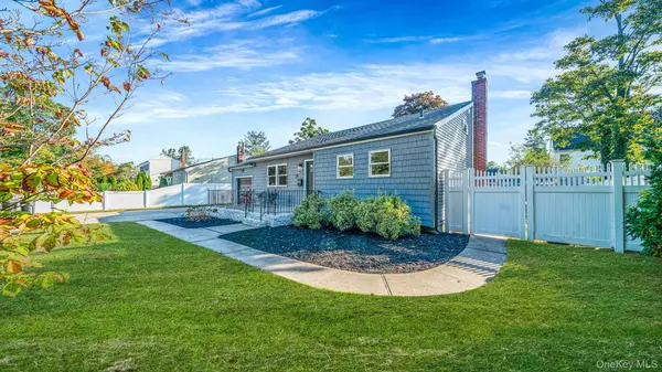 29 Edgewater AVE, Bayport, NY 11705