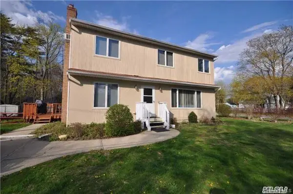 18 Larsen AVE, Smithtown, NY 11787