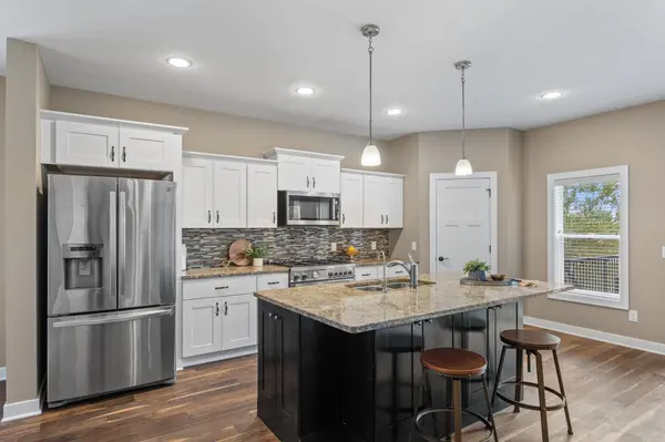 9060 Degler CIR, Chanhassen, MN 55317