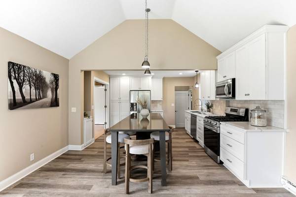 1922 Oakland RD, Minnetonka, MN 55305