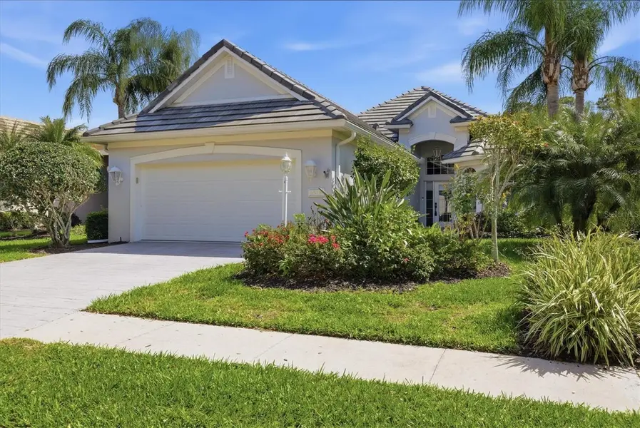 6514 OAKLAND HILLS DR, Lakewood Ranch, FL 34202