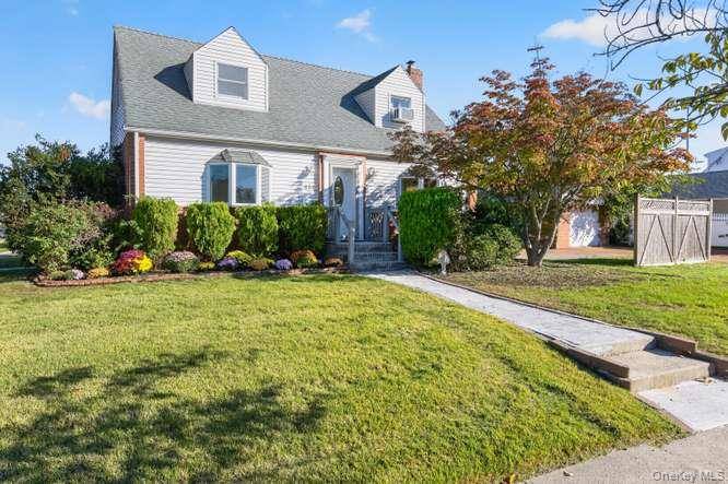 484 Croyden RD, Garden City South, NY 11530