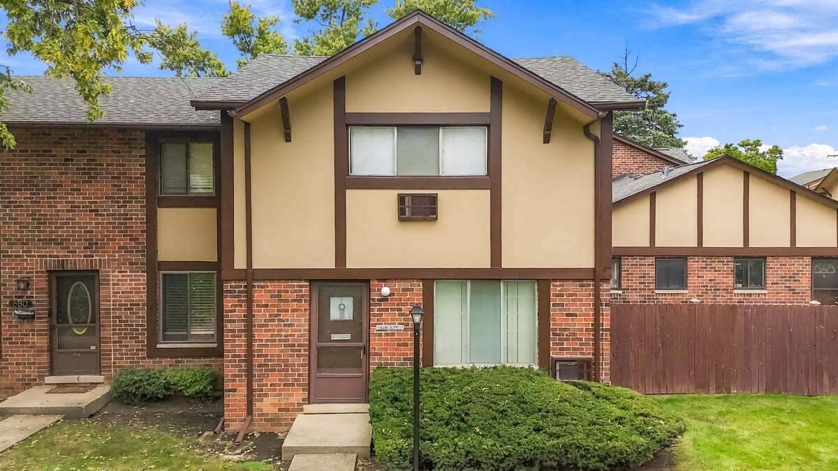17W678 Kirkland LN, Villa Park, IL 60181